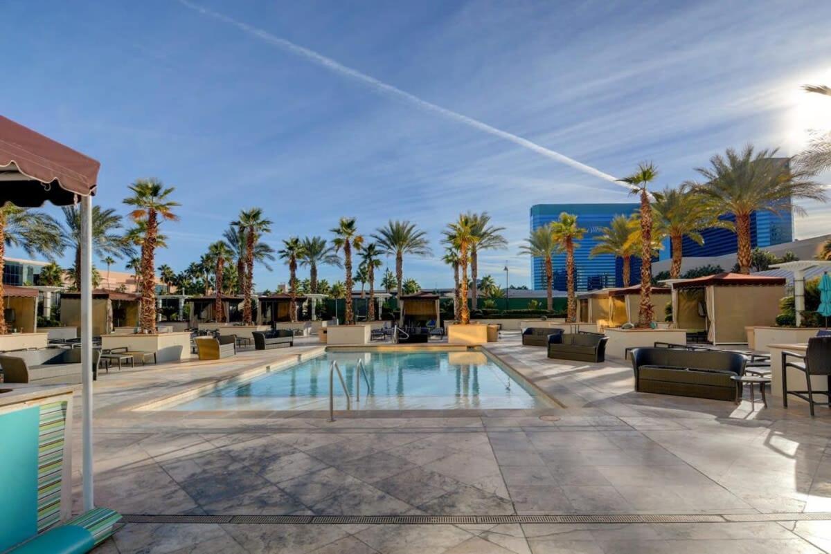 Mgm Signature-33-711 F1 Track & Strip View Balcony Las Vegas Exterior photo